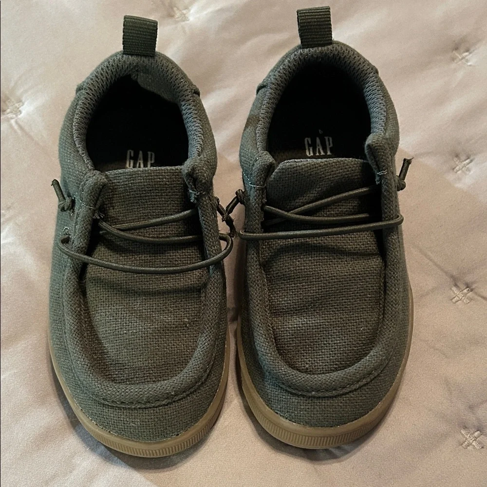 5 for 25$ GAP Kids Dark Gray/Green Canvas Sneakers